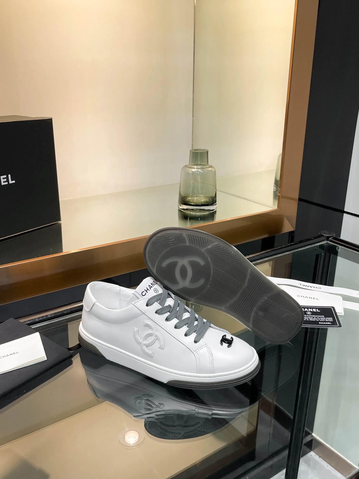 👟👟Ex-factory price 520👟👟Chanel Chanel 25SF latest model full leather panda color white shoes casual sports shoes skateboard shoes original purchase and development production Xiaoxiang C Home Another super popular item in the counter, loved by Internet celebrity bloggers and sisters, and various praises on social platforms. It is very popular, has a high texture, is breathable and super spring and summer. Seeing this issue always arouses the inner desire of girls for fashion. The latest suede material, classic black and white color, full of fashionable feeling on the feet, easy to care for. Fabric: Original customized imported cowhide material. Lining: Customized soft sheepskin lining. Sole: Original molded TPU non-slip outsole. Bottom thickness: 2.5CM. Size: Women's size 35-40 (custom-made sizes 40 are non-refundable)